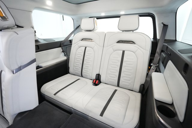 2023 Rivian R1S — photo 20 of 24