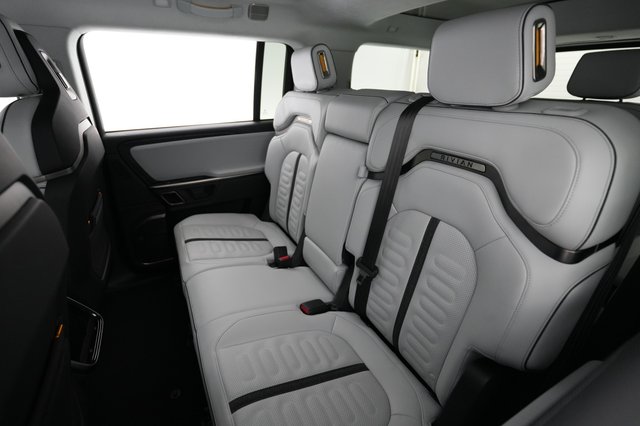 2023 Rivian R1S — photo 19 of 24