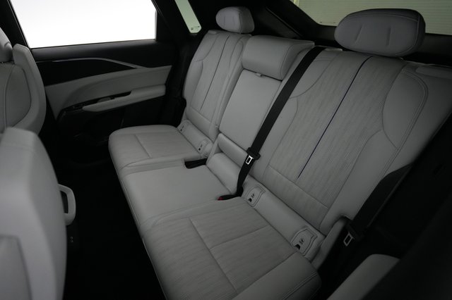2024 Cadillac Lyriq — photo 18 of 21