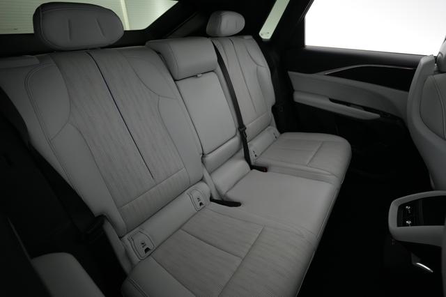 2024 Cadillac Lyriq — photo 4 of 21
