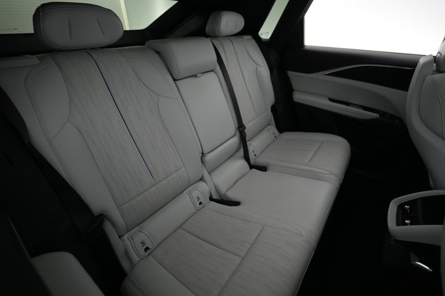 2024 Cadillac Lyriq — photo 4 of 21
