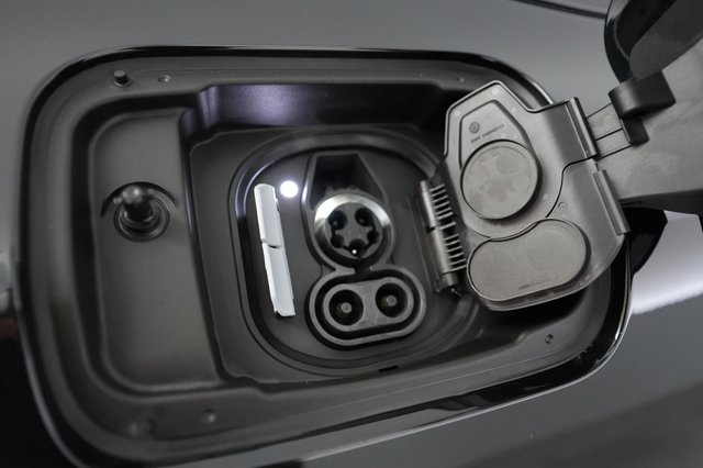 2022 BMW i4 — photo 8 of 21