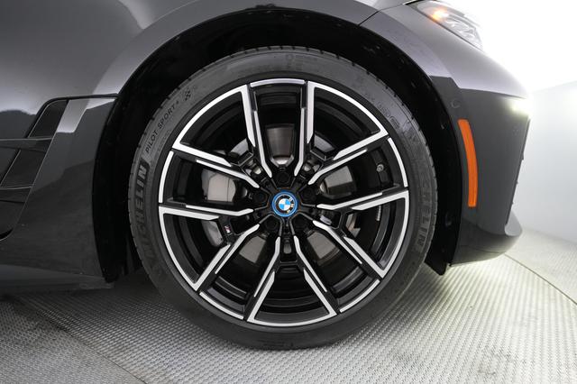 2022 BMW i4 — photo 7 of 21