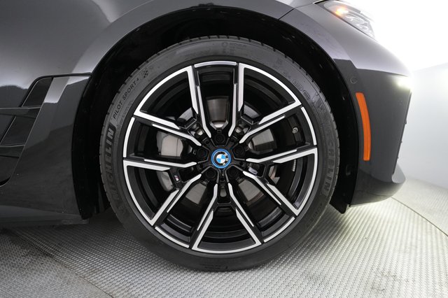 2022 BMW i4 — photo 7 of 21