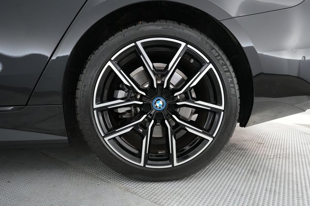 2022 BMW i4 — photo 16 of 21