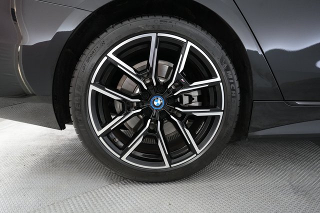 2022 BMW i4 — photo 17 of 21