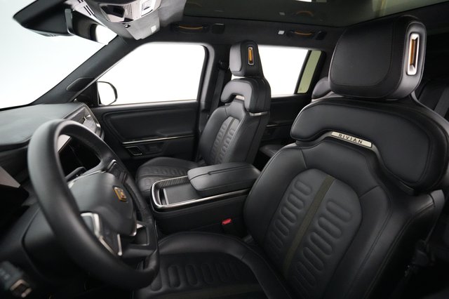 2022 Rivian R1S — photo 3 of 22