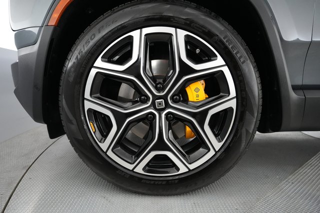 2022 Rivian R1S — photo 17 of 22