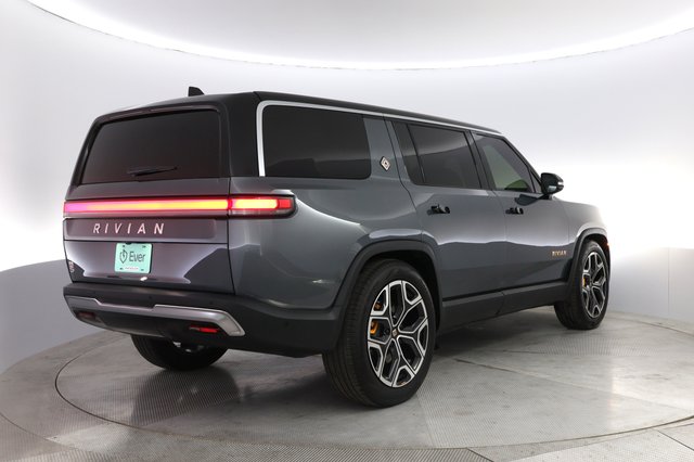 2022 Rivian R1S — photo 2 of 22