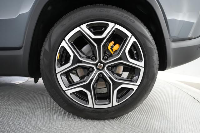 2022 Rivian R1S — photo 7 of 22