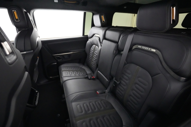 2022 Rivian R1S