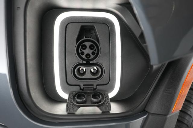 2022 Rivian R1S — photo 8 of 22