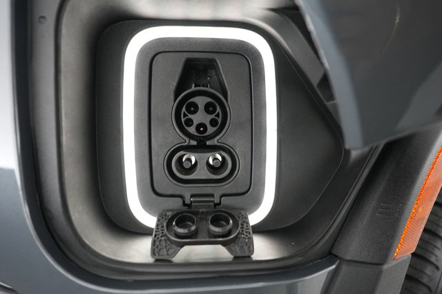 2022 Rivian R1S — photo 8 of 22