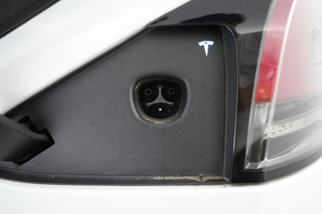 2022 Tesla Model X — photo 8 of 22