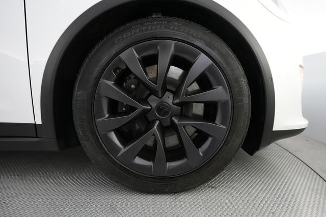 2022 Tesla Model X — photo 7 of 22