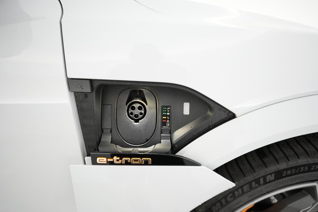 2022 Audi e-tron S Sportback — photo 26 of 29