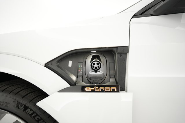 2022 Audi e-tron S Sportback — photo 8 of 29