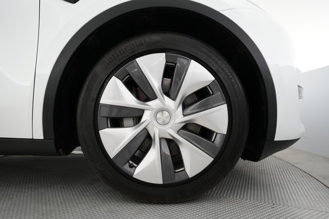 2023 Tesla Model Y — photo 17 of 21