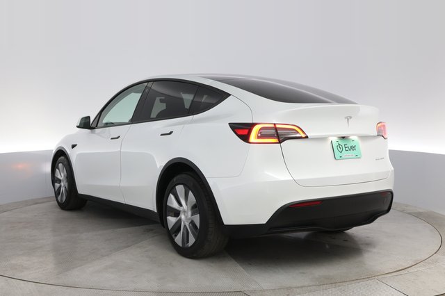2023 Tesla Model Y — photo 13 of 21