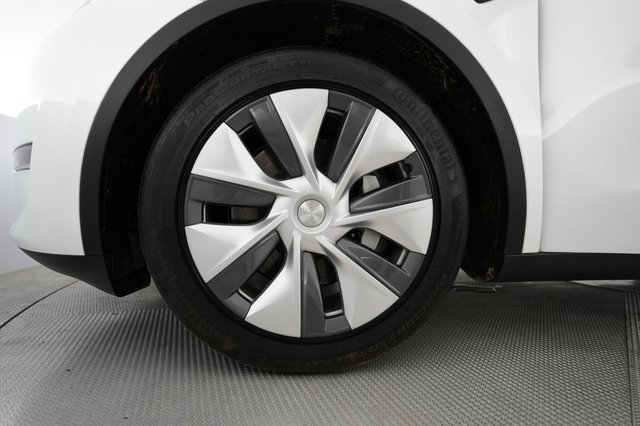 2023 Tesla Model Y — photo 16 of 21