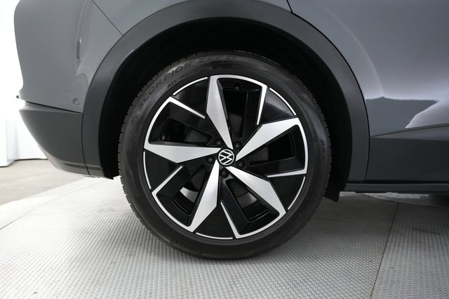 2023 Volkswagen ID.4 — photo 17 of 21