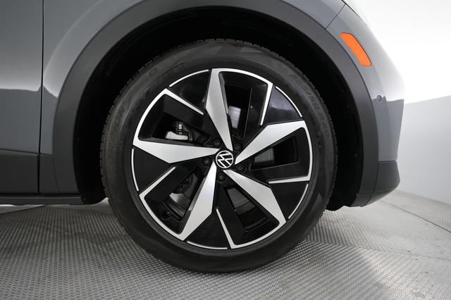 2023 Volkswagen ID.4 — photo 7 of 21