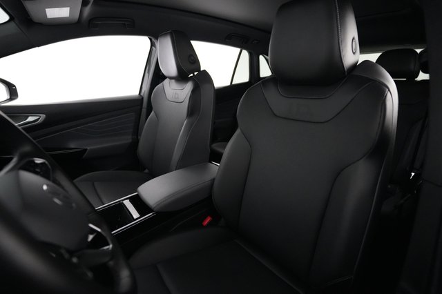 2023 Volkswagen ID.4 — photo 3 of 21