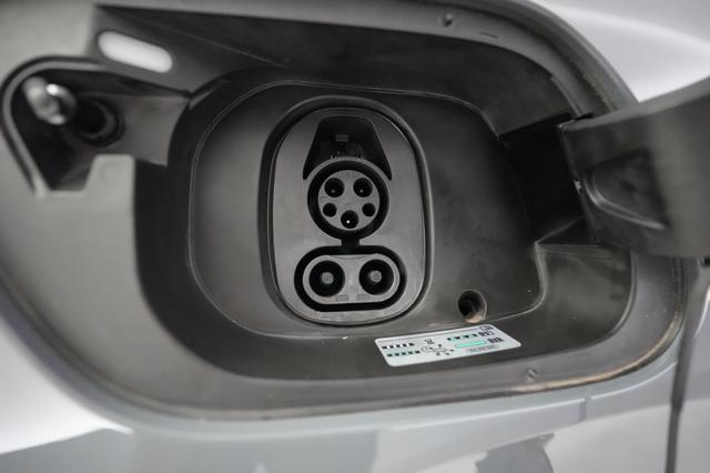 2023 Volkswagen ID.4 — photo 8 of 21