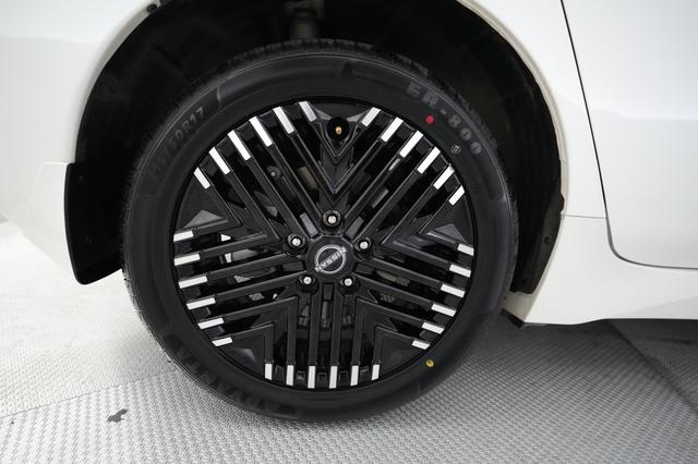 2023 Nissan LEAF — photo 7 of 23