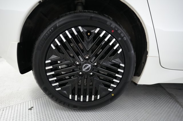2023 Nissan LEAF — photo 7 of 23