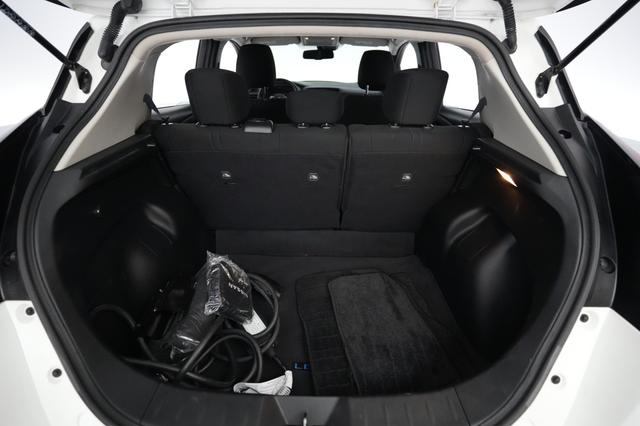 2023 Nissan LEAF — photo 6 of 23