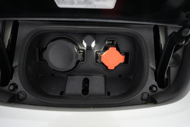 2023 Nissan LEAF — photo 8 of 23