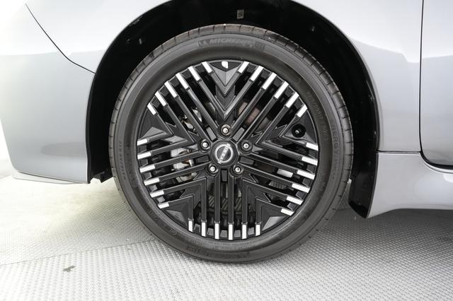 2023 Nissan LEAF — photo 7 of 21