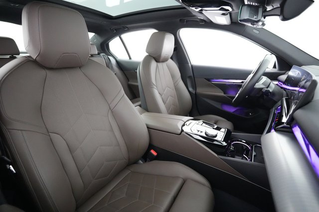 2024 BMW i5 — photo 18 of 21