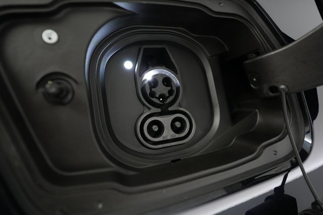 2024 BMW i5 — photo 8 of 21