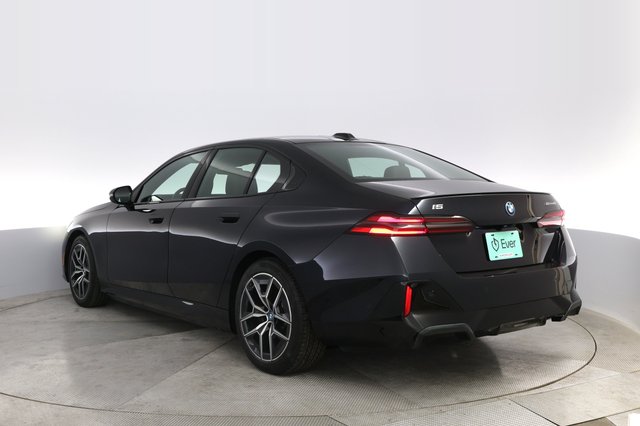 2024 BMW i5 — photo 13 of 21