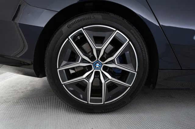 2024 BMW i5 — photo 17 of 21