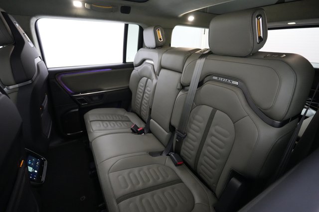 2023 Rivian R1S — photo 19 of 22