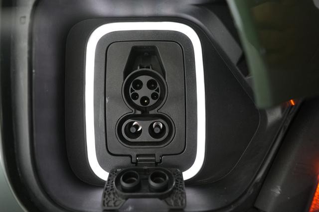 2023 Rivian R1S — photo 8 of 22