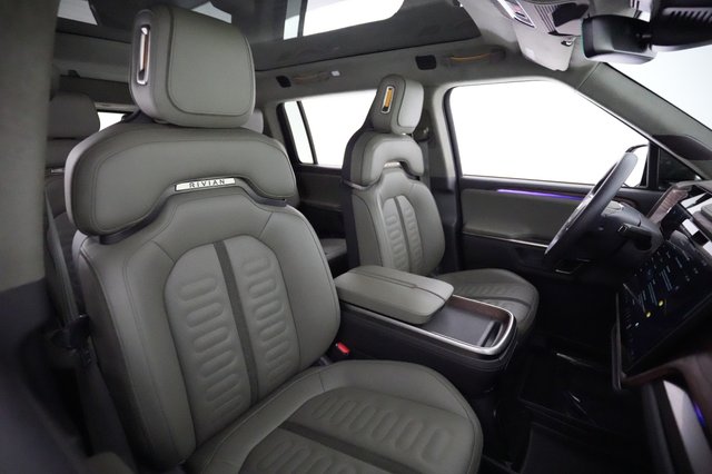 2023 Rivian R1S — photo 18 of 22