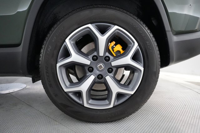 2023 Rivian R1S — photo 17 of 22