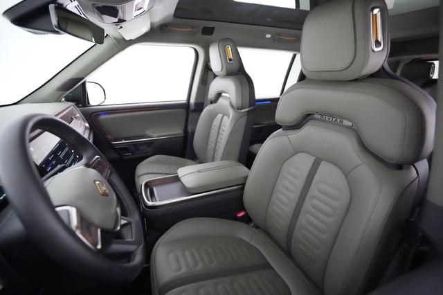 2023 Rivian R1S — photo 3 of 22