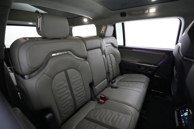 2023 Rivian R1S — photo 4 of 22