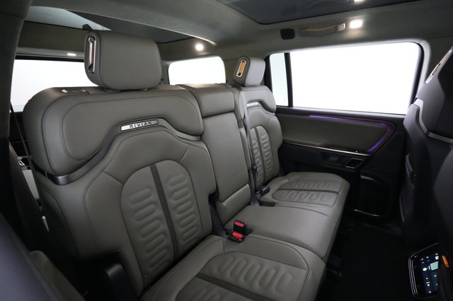 2023 Rivian R1S — photo 4 of 22