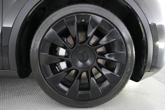 2022 Tesla Model Y — photo 7 of 23