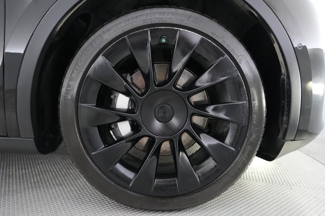 2022 Tesla Model Y — photo 7 of 23