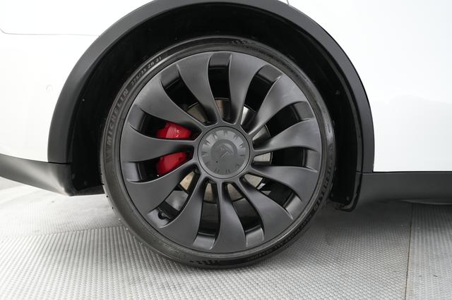 2022 Tesla Model Y — photo 7 of 25
