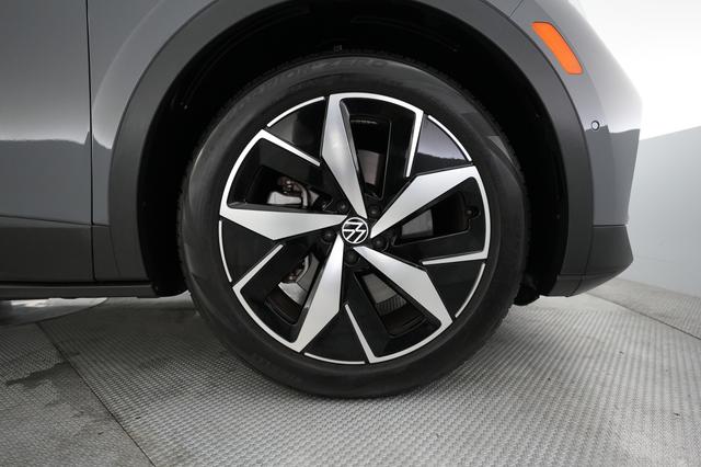 2023 Volkswagen ID.4 — photo 7 of 20