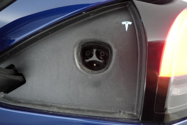 2023 Tesla Model S — photo 8 of 21