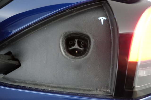 2023 Tesla Model S — photo 8 of 21
